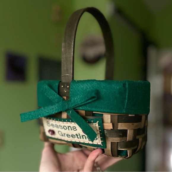 VTG Wicker Basket Material Cloth Lined Seasons Greetings Christmas Holiday Decor - Picture 2 of 6